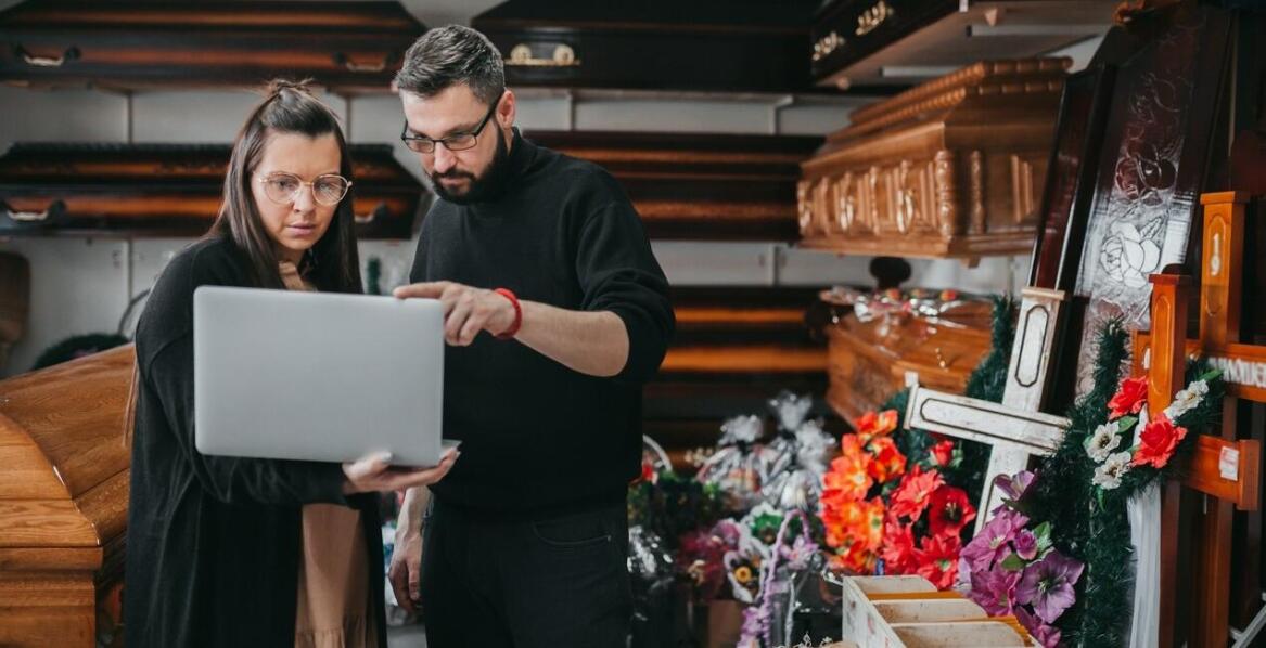 Jak zakład pogrzebowy pomaga w załatwieniu formalności związanych z pogrzebowym zasiłkiem?