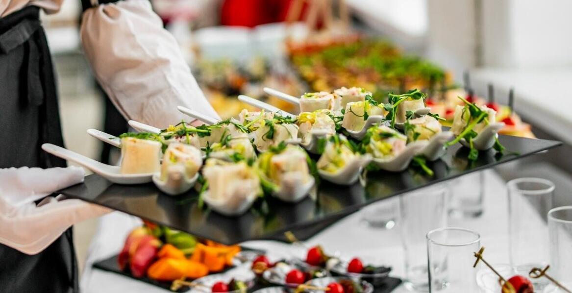 Profesjonalna kelnerska obsługa – klucz do udanego przyjęcia