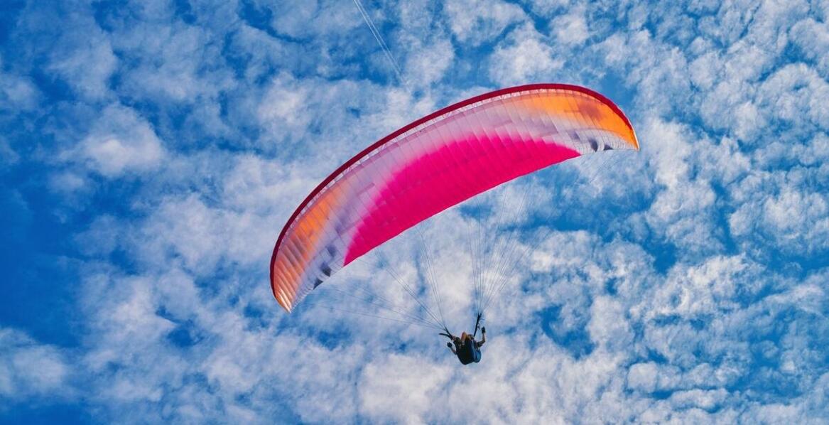 Skoki tandemowe: co warto wiedzieć o bezpieczeństwie i certyfikatach dla instruktorów?