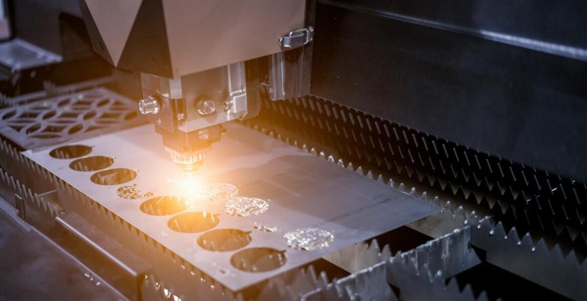 Dlaczego warto wybrać włóknowe lasery do znakowania metali?