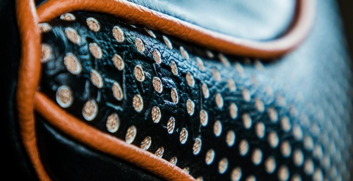 Czy torebka z panterkowym motywem pasuje do stylizacji biurowej?