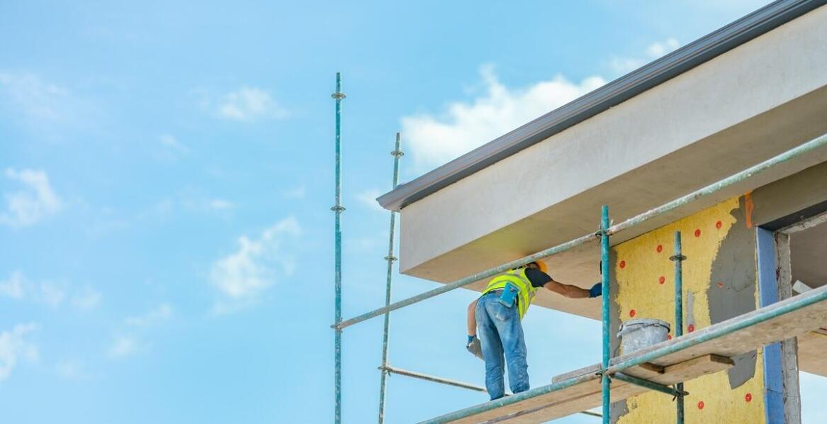 Jakie techniki ocieplania stosuje wykonawca generalny, aby zwiększyć efektywność energetyczną budynku?