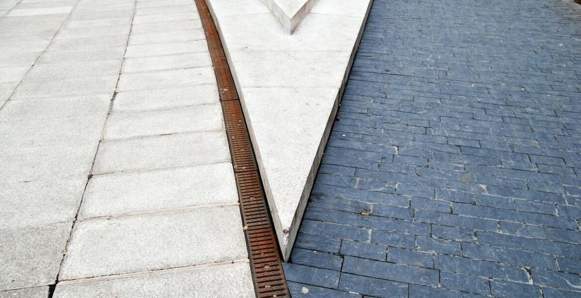 Wpływ pokrywowych płyt na efektywność systemów kanalizacyjnych