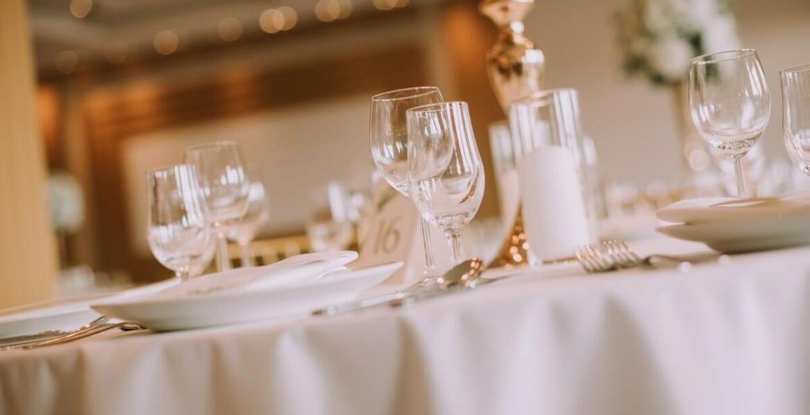 Jak sala bankietowa w Konstancinie Jeziornie może dostosować się do liczby gości?