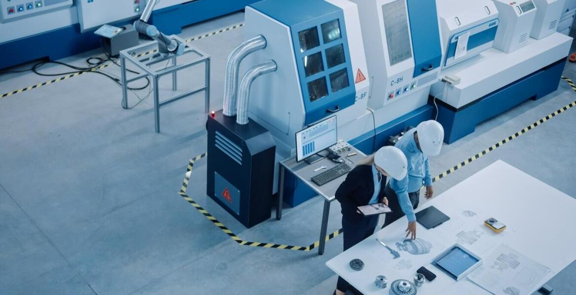 Wpływ precyzyjnych urządzeń na jakość produkcji warstwowych płyt