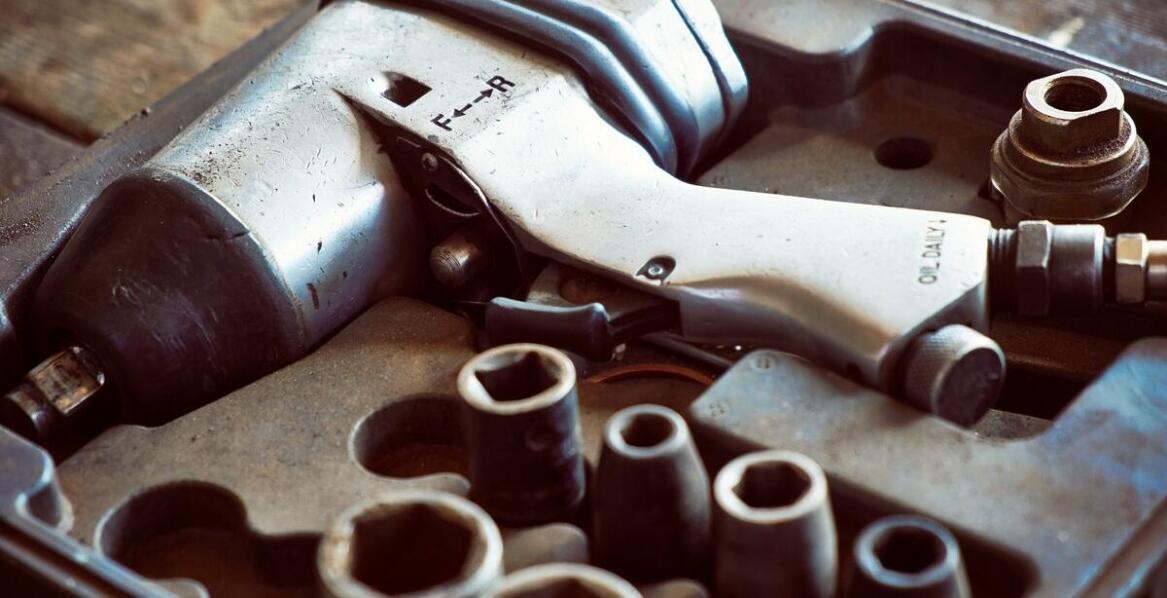 Rola tabeli momentów dokręcania w optymalizacji kosztów utrzymania ciężkich maszyn