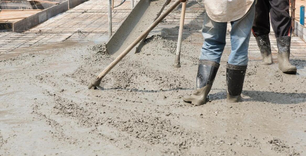 Porównanie kosztów różnych technik wylewania betonowych posadzek