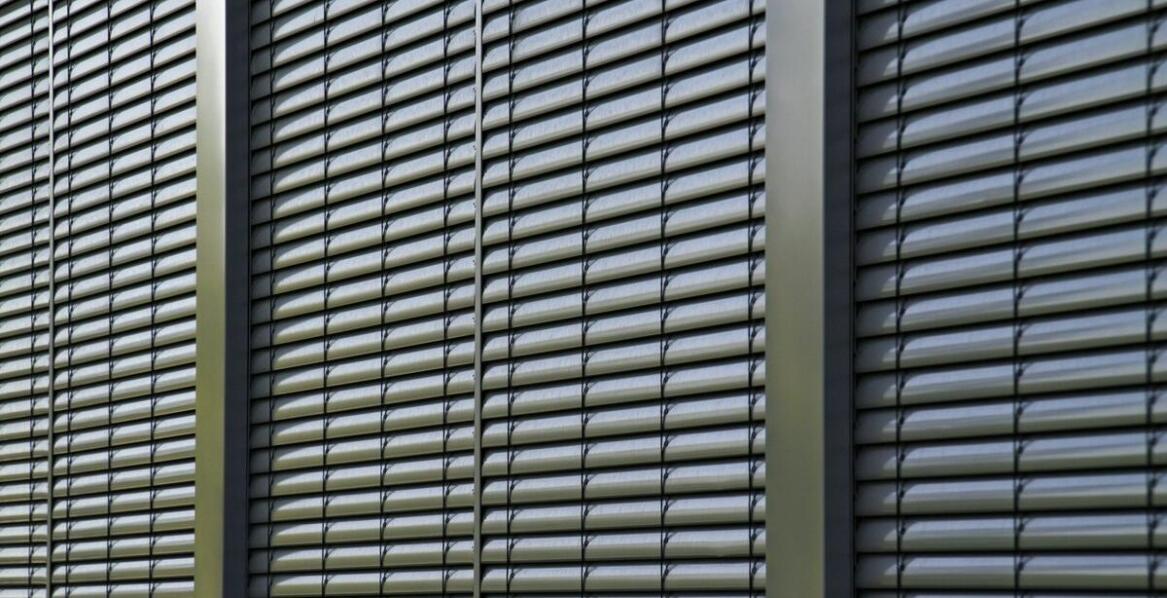 Jakie dodatkowe funkcje mogą mieć nowoczesne zewnętrzne rolety?