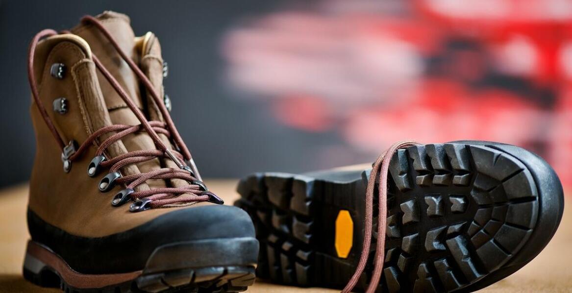 Zalety roboczego obuwia z kompozytowym podnoskiem w miejscach o zmiennej pogodzie