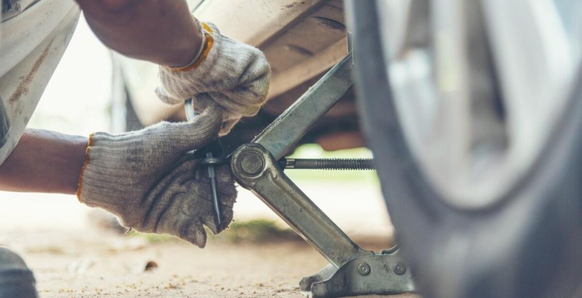 Ręczne narzędzia a hydrauliczne w kontekście odbijania opony z felgi