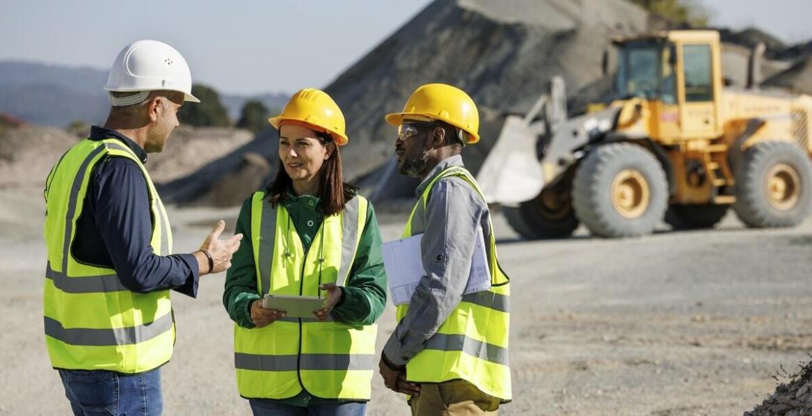 Kluczowe zalety współpracy z hurtownią BHP w zakresie wyposażenia dla pracowników