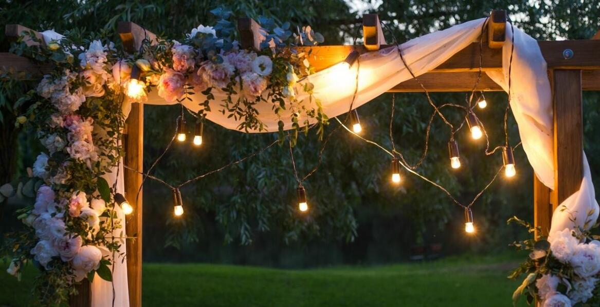 Jak transport i montaż wpływają na koszt wynajmu weselnego namiotu?