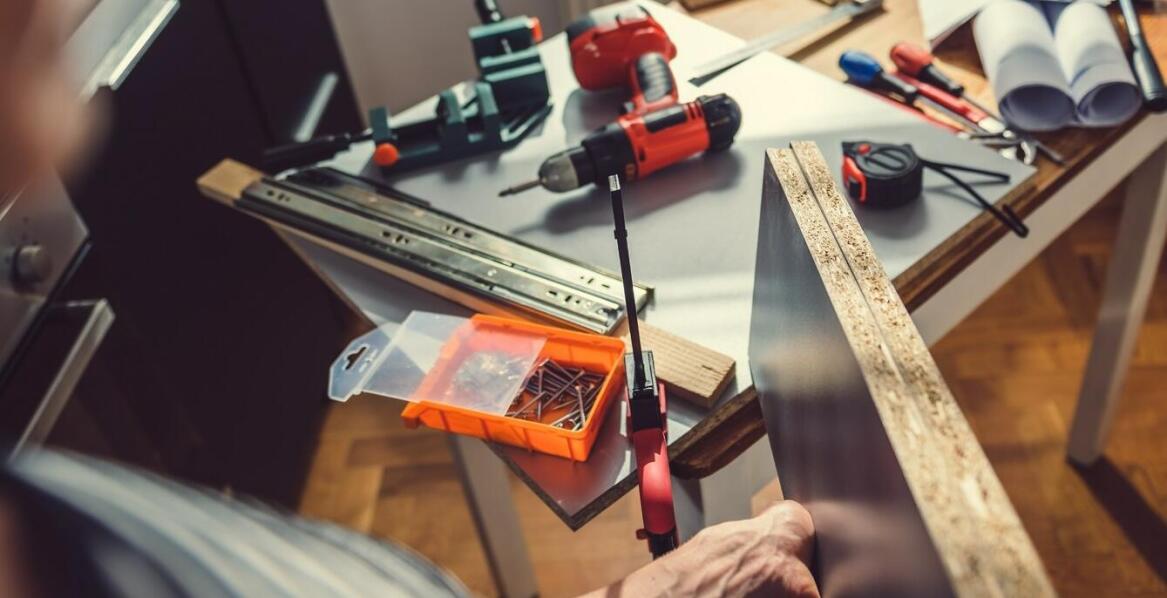 Znaczenie stosowania części od renomowanych producentów przy montażu regałów