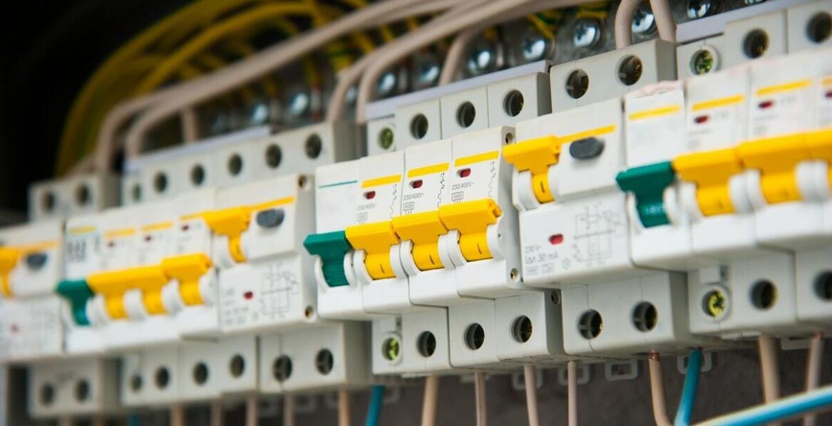 Jak zapewnić ciągłość pracy dzięki topikowym bezpiecznikom 16A?