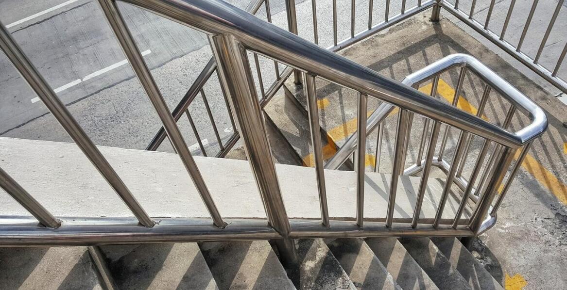 Jak dokładny pomiar schodowej balustrady wpływa na bezpieczeństwo użytkowania?