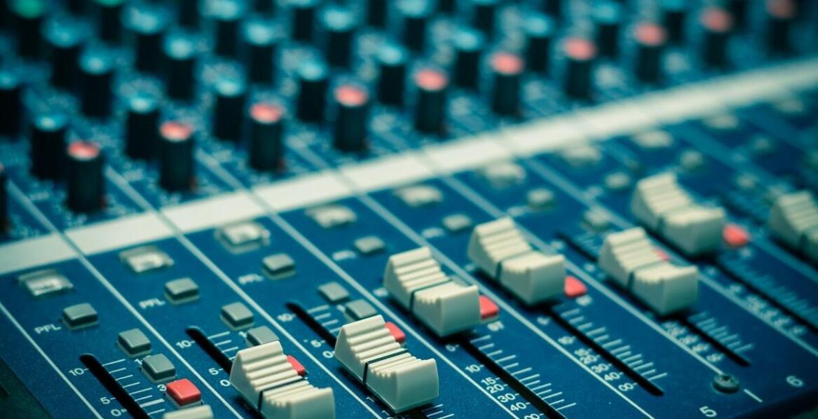 Jakie korzyści przynoszą audio miksery w systemach nagłośnieniowych 100V?