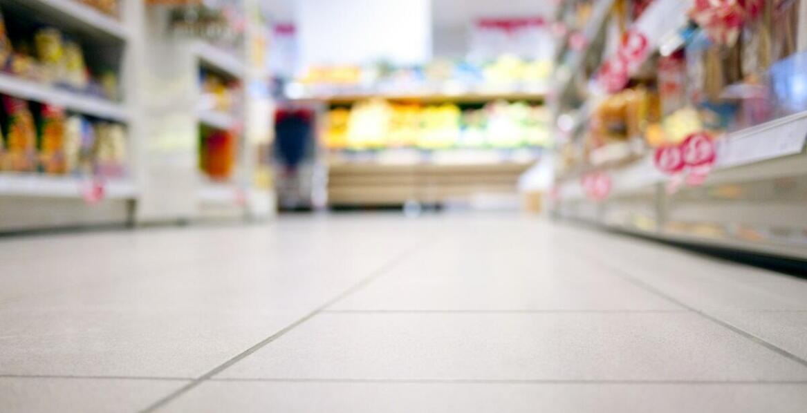 Zakupy z dostawą: Jakie artykuły można zamówić z całodobowych marketów?