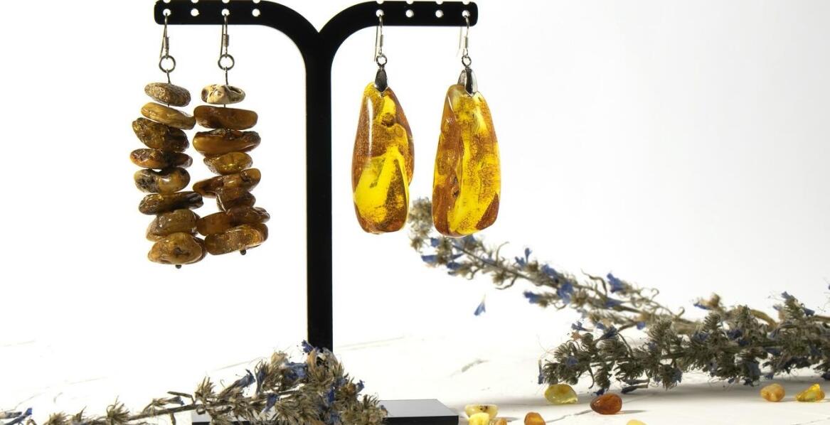 Historia i rozwój artystycznych kolczyków ze szkła – od tradycji do nowoczesności