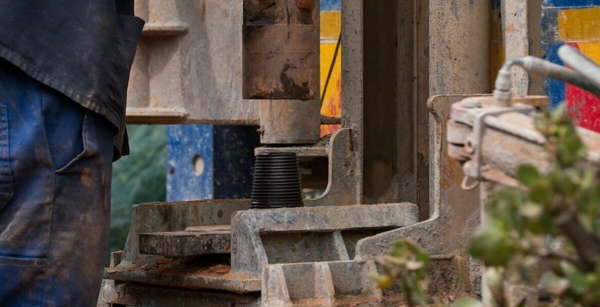 Jak ustalana jest cena czyszczenia kręgowych studni w zależności od warunków lokalnych?