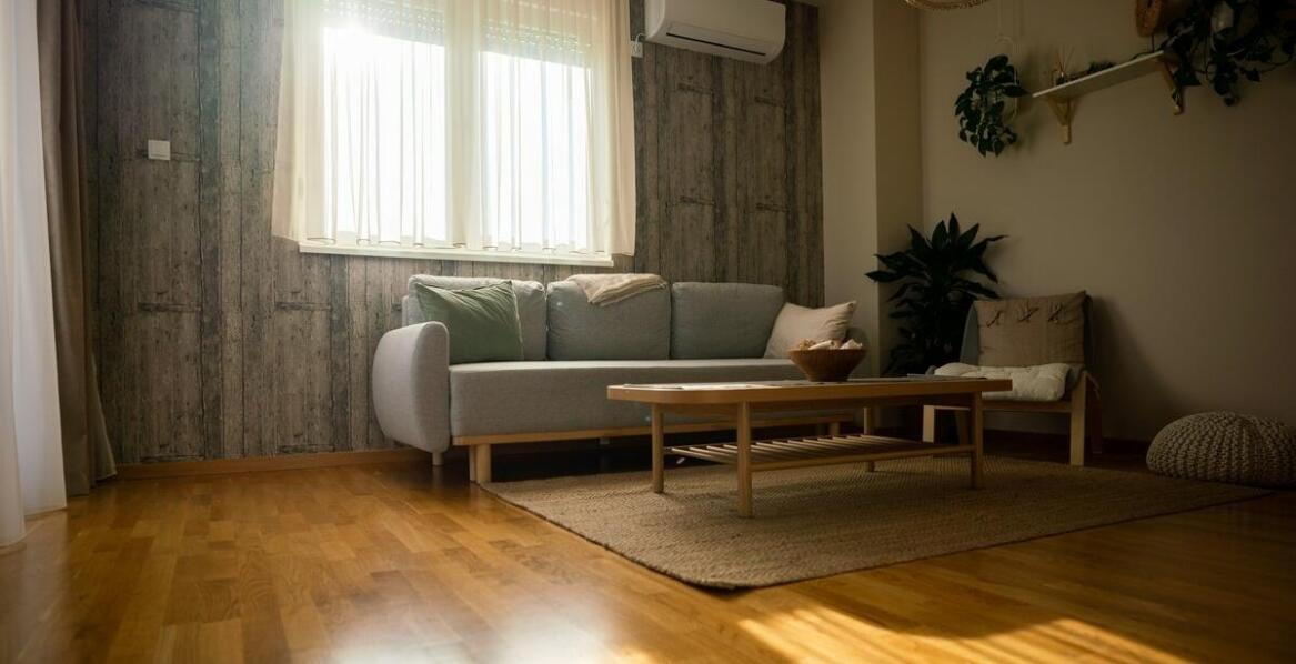 Nowoczesne panele podłogowe na Mokotowie – dlaczego warto je wybrać?
