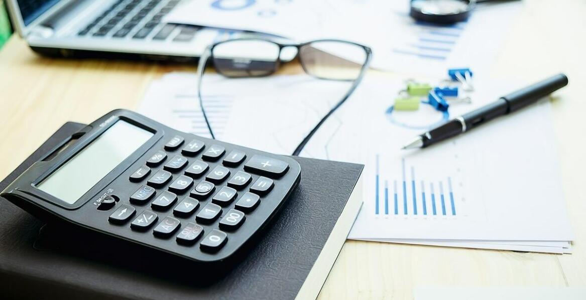 Jak zmieniające się trendy wpływają na cennik usług u rzeczoznawcy?