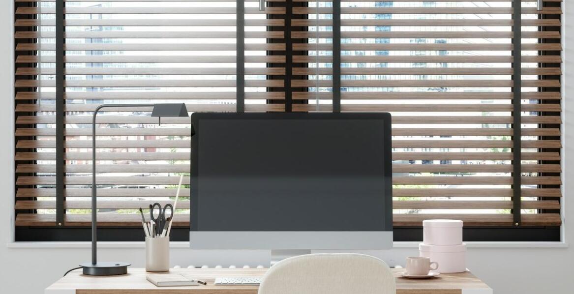 Różnorodność wzorów i kolorów drewnianych plis – jak znaleźć idealne dla siebie?