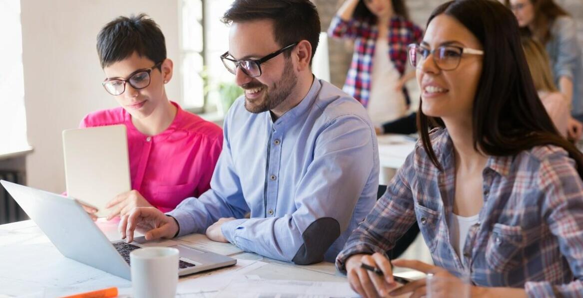 Znaczenie online programów menedżerskich dla młodych specjalistów