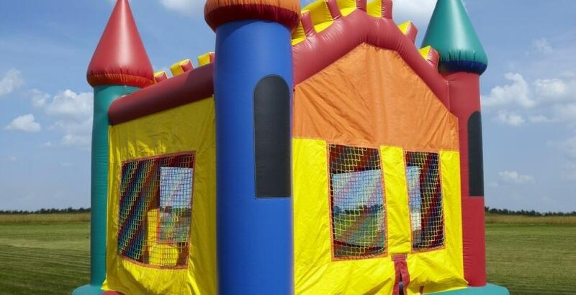 Wynajem dmuchanych atrakcji: jak zadbać o komfort dla uczestników?