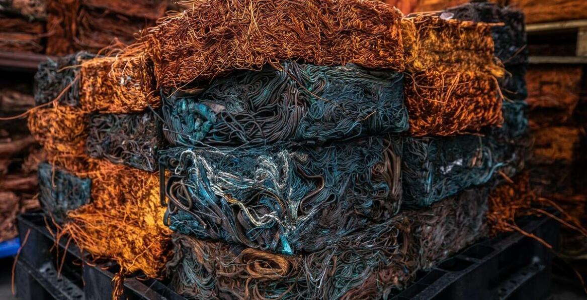 Jak ceny złomu kształtują współpracę z firmami przy odbiorze odpadów?