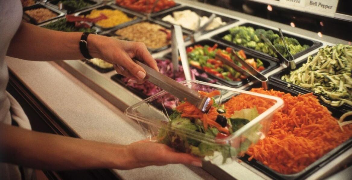 Jakie są wyzwania związane z cateringiem dla szkół w Ślesinie?