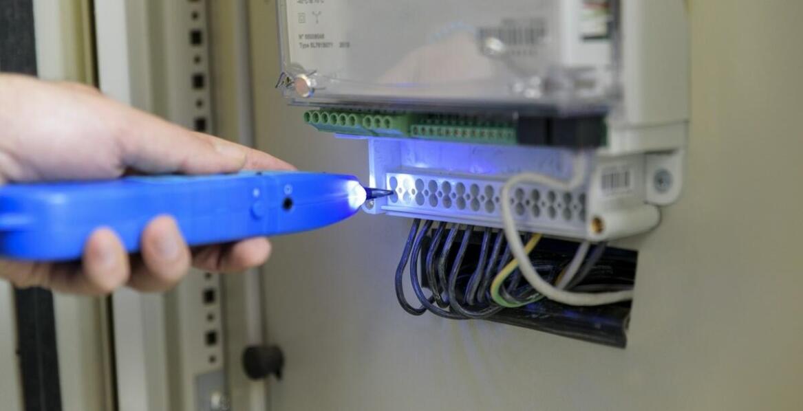 Jak zapewnić zgodność pomiarów ewakuacyjnego oświetlenia z międzynarodowymi standardami?