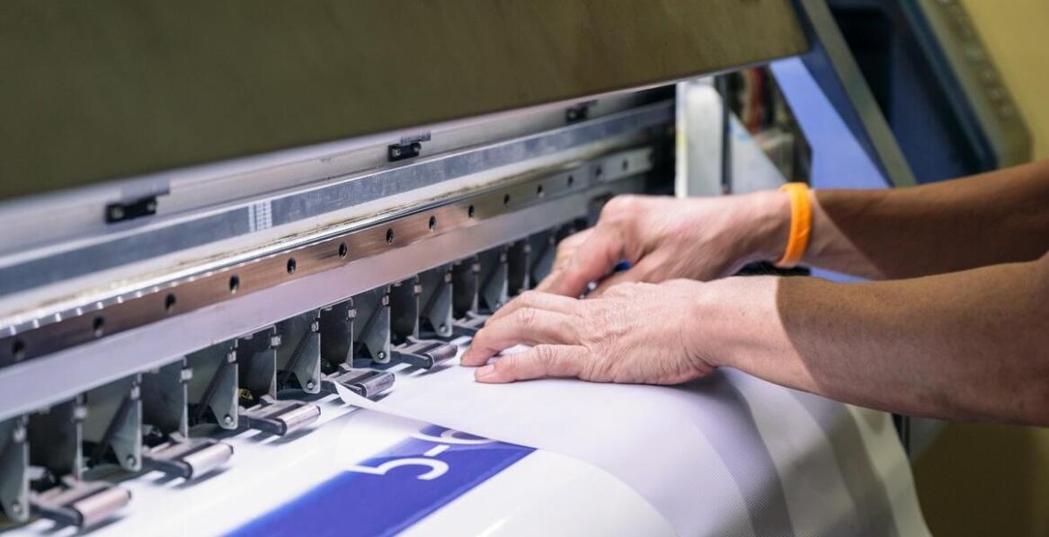 Drukowanie materiałów reklamowych: Jak wielkoformatowy druk wspiera branding?