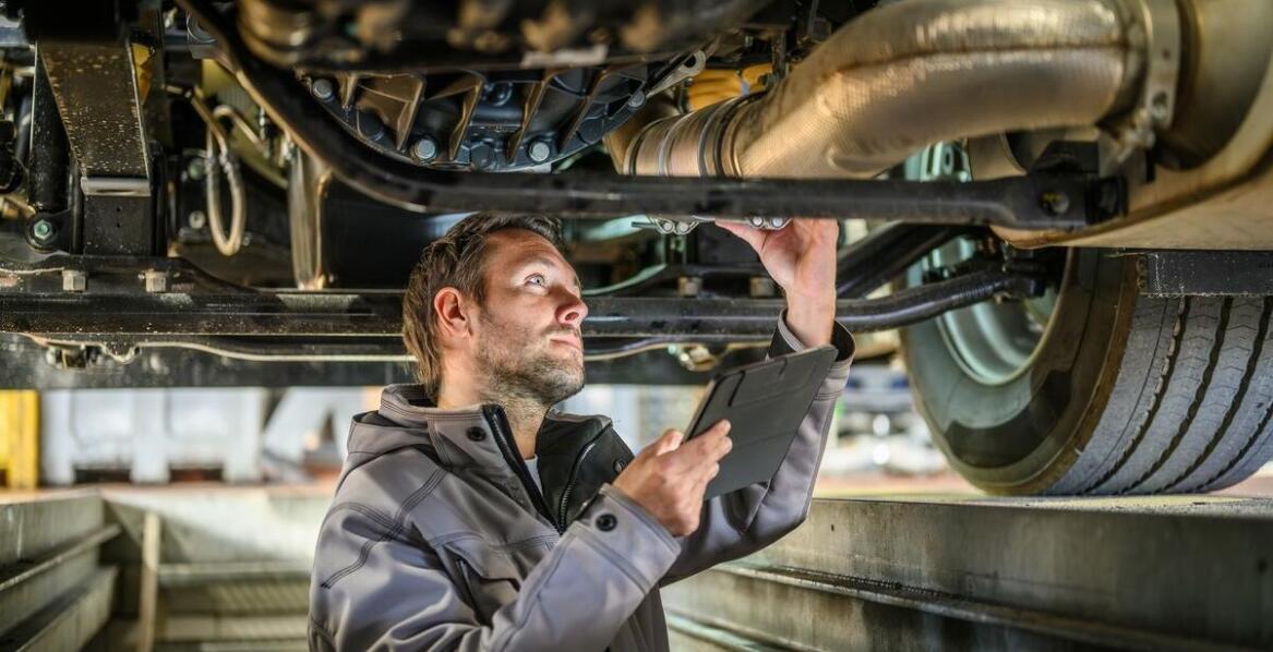 Jakie elementy są kontrolowane podczas technicznych badań pojazdów we Wrocławiu?