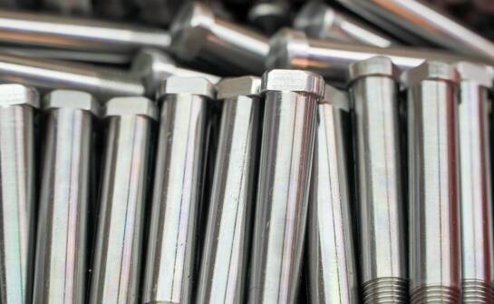 Jakie są najważniejsze właściwości sworzni stosowanych w budownictwie?