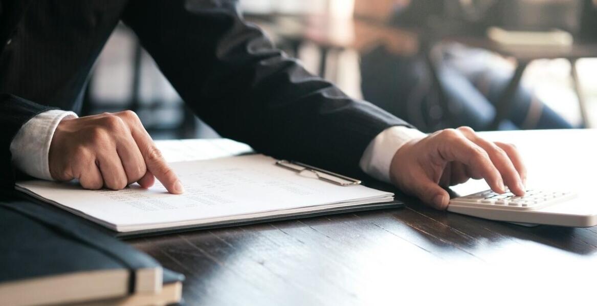 Czynności notarialne poza siedzibą kancelarii – co warto wiedzieć o notarialnej taksie?