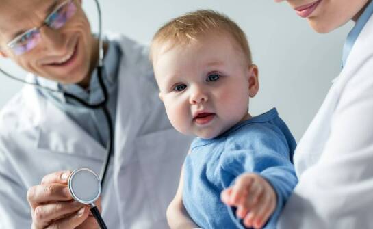 Znaczenie wczesnej diagnostyki w przypadku małych oczu u niemowlaka.