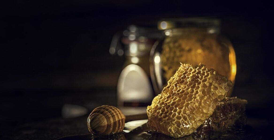 Naturalny miód jako słodzik do herbaty: zalety i zastosowanie