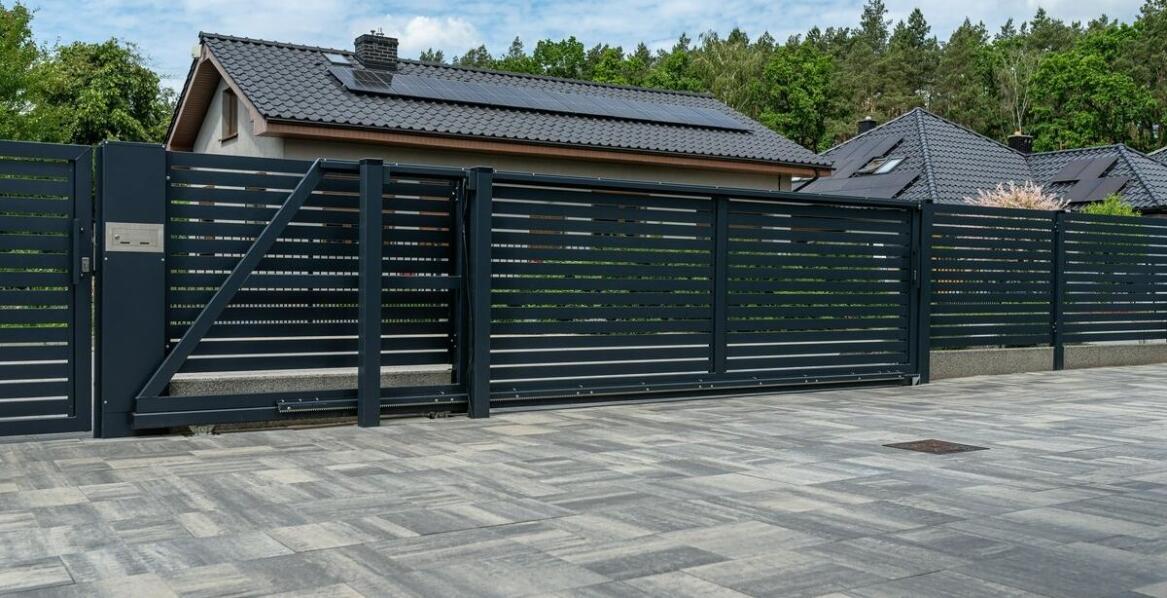 Jakie innowacje technologiczne pojawiają się w zakresie zatrzasków do furtek?