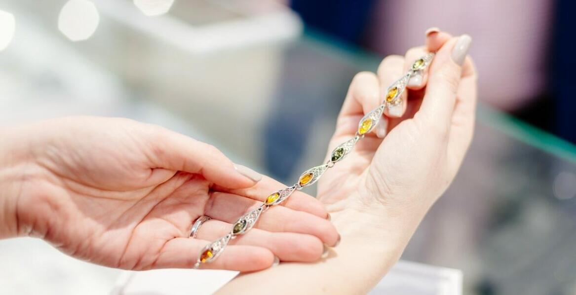 Dlaczego warto mieć piesek charms w swojej kolekcji biżuterii?