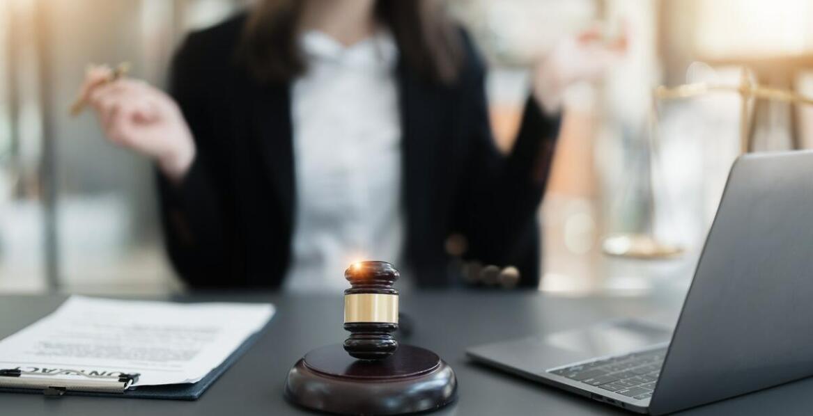 Jak przysięgły tłumacz języka węgierskiego może wspierać procesy sądowe?