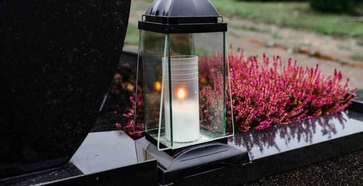 Znicze na pogrzebie i ich wpływ na estetykę miejsca pochówku.