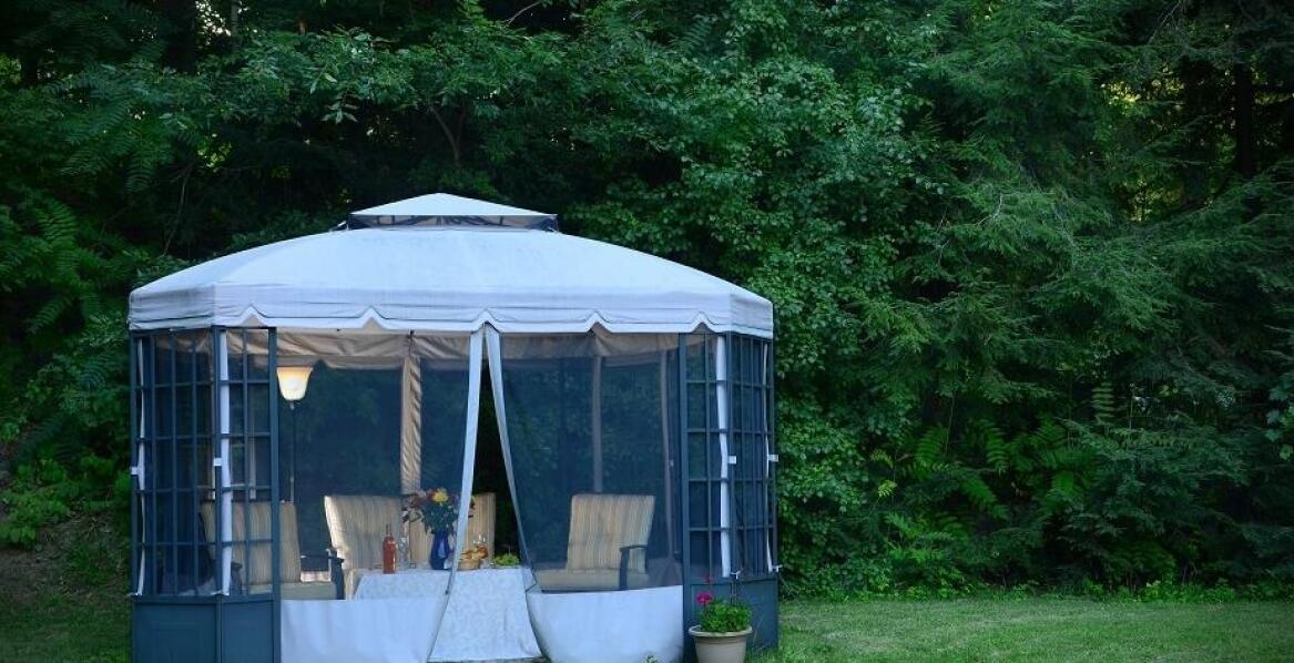 Jakie elementy wyposażenia warto uwzględnić w ogrodowej altanie?