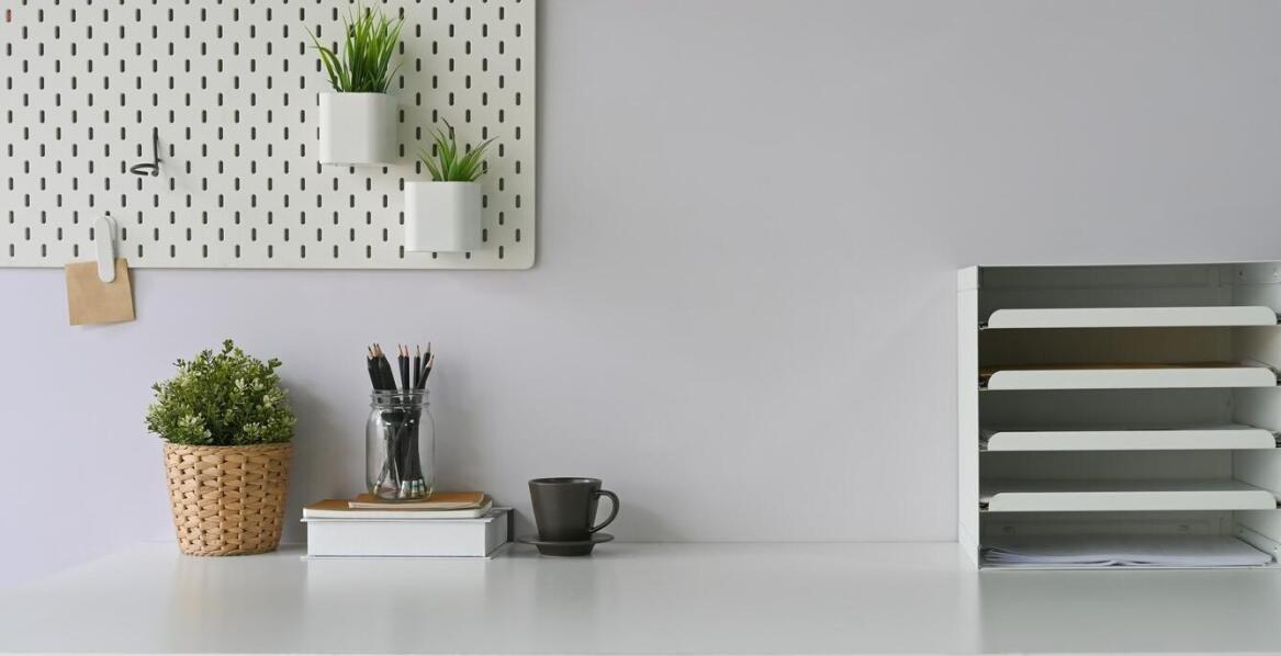 Jakie donice z tworzywa sztucznego na wymiar sprawdzą się w przestrzeniach biurowych?