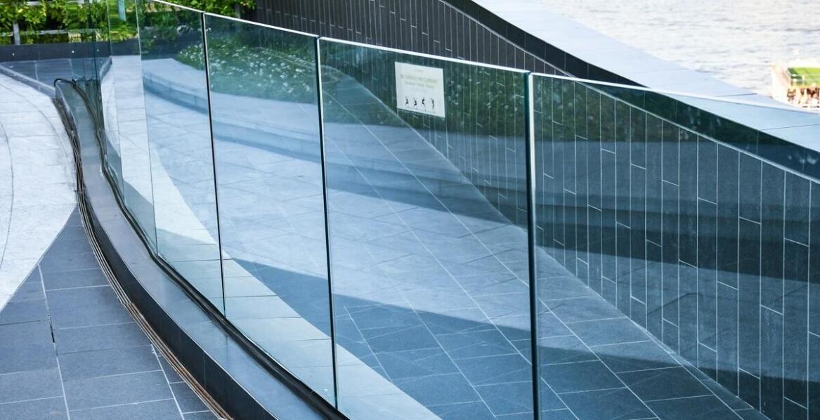 Proces montażu samonośnych balustrad całoszklanych – krok po kroku