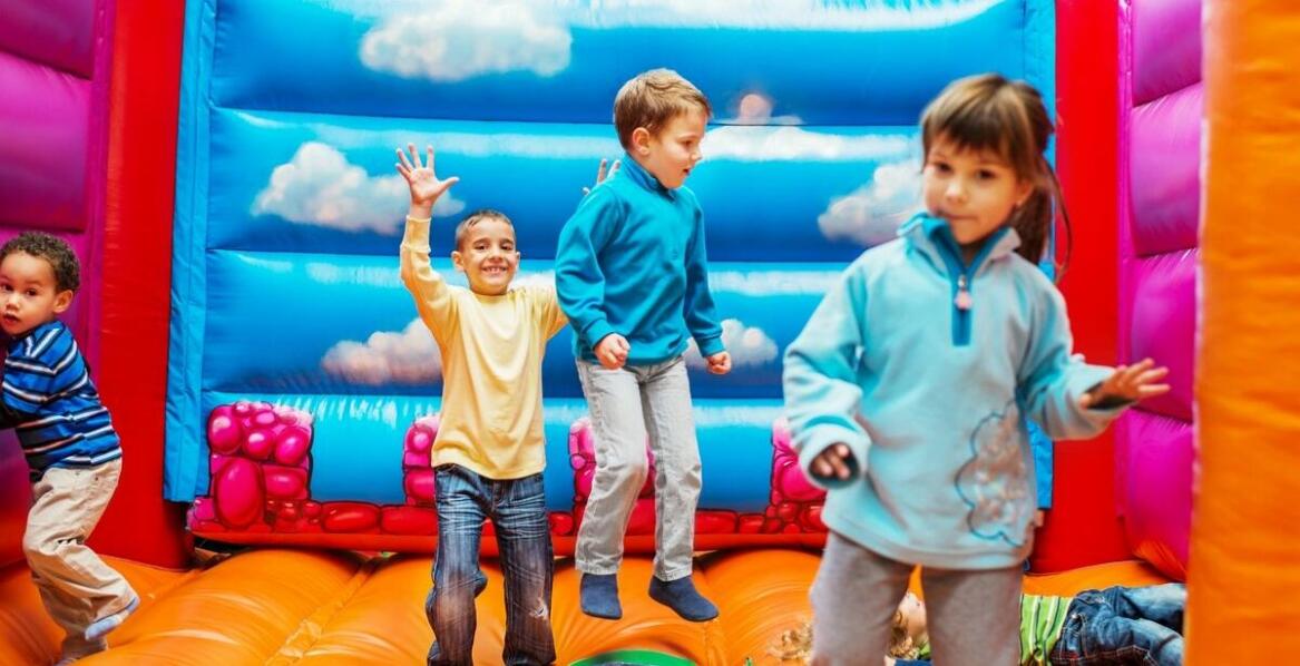 Jak zorganizować plenerową imprezę z użyciem dmuchańców?