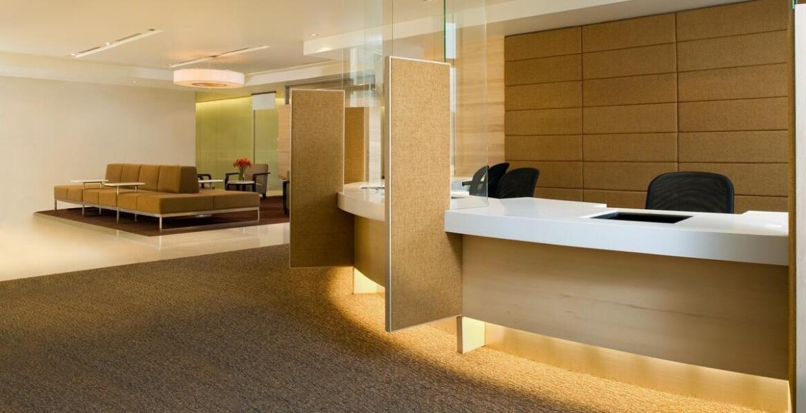 Jakie są korzyści z posiadania kompozytowych podłóg w miejscach o dużym natężeniu ruchu?