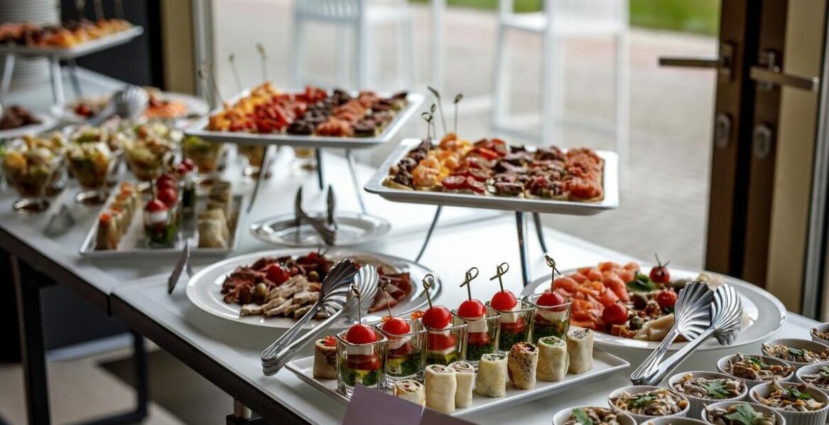 Catering w Licheniu – jak dopasować menu do lokalnych smaków?