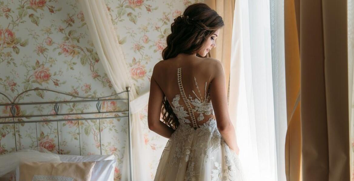 Ombre suknia ślubna – jak ją stylizować z naturalnymi elementami?