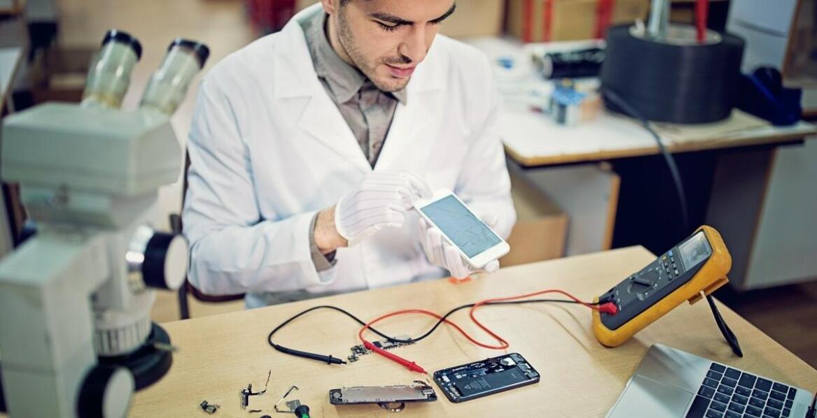 Jakie są zalety korzystania z mobilnego serwisu do niszczarek?