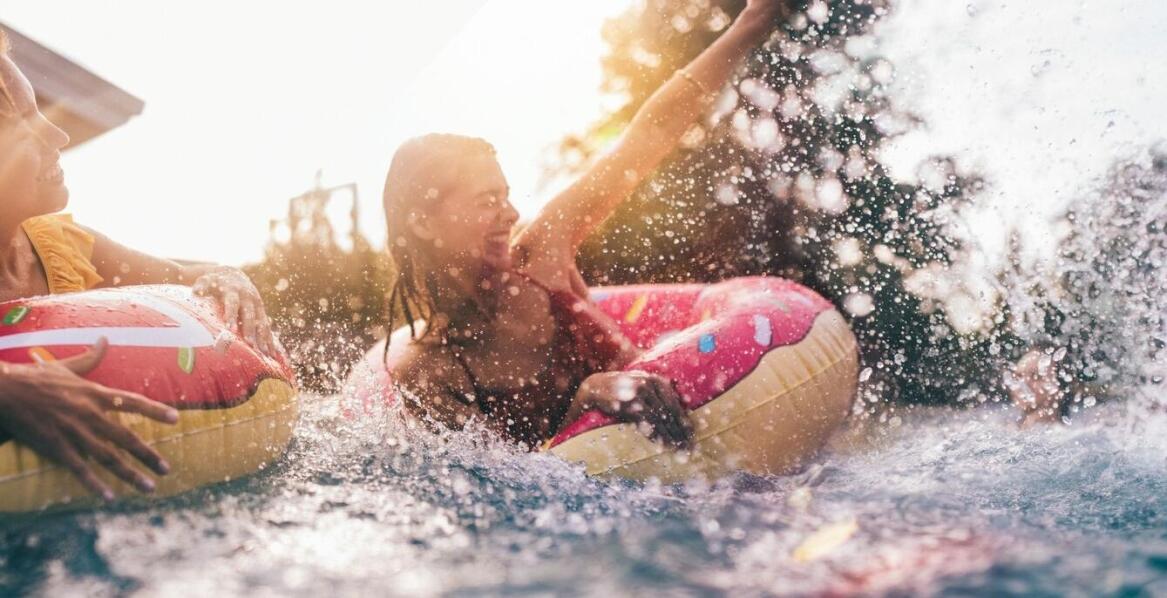 Jak łatwa instalacja wpływa na popularność wodnych placów do zabaw?